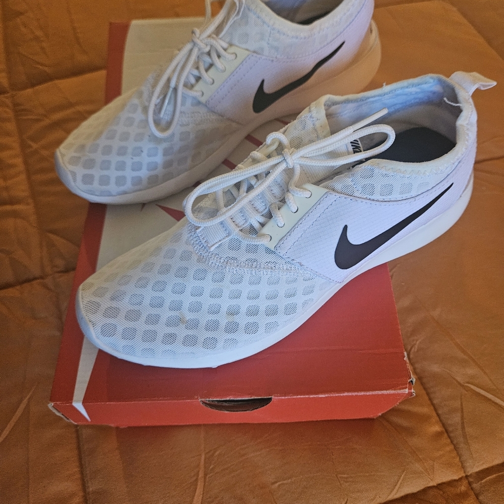 WMNS NIKE JUVENATE Tennis Shoes